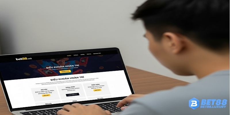Ảnh người chơi đọc kỹ điều khoản hoàn trả trên laptop