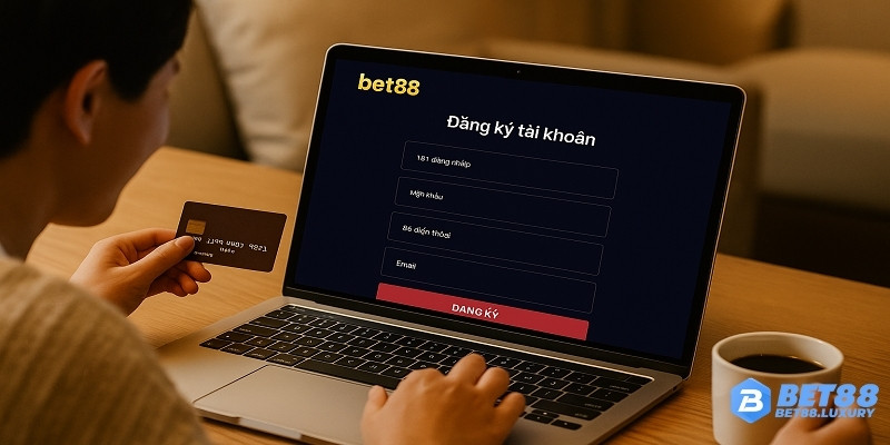 Người chơi thao tác đăng ký tài khoản bet88 trên laptop